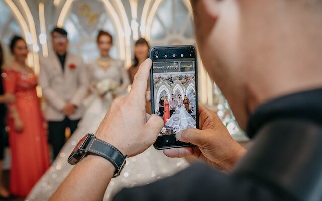 Ceny kamerzystów na wesela: jak znaleźć odpowiednią ofertę?